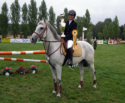 Lenka Vachutková drží purovní pohár Equichannel.cz o nejtylovějšího jezdce MČR pony, jehož 6. ročník vybojovala v sedle koně PEGAS 12.
