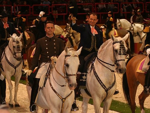 Hans Riegel, Oberbereiter, Stv. Leiter der Reitschule SRS, vedle Španěl Rafael Soto.