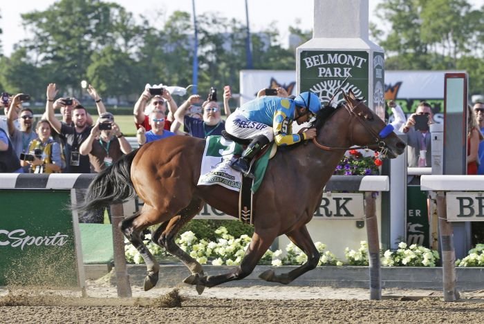 American Pharoah vítězí v Belmont Stakes