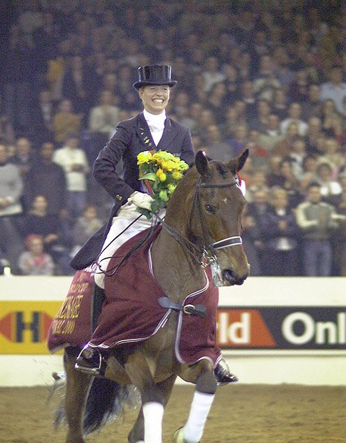 Anky a Bonfire vítězí ve Světovém poháru v roce 2000 před olympijskými hrami v Sydney.