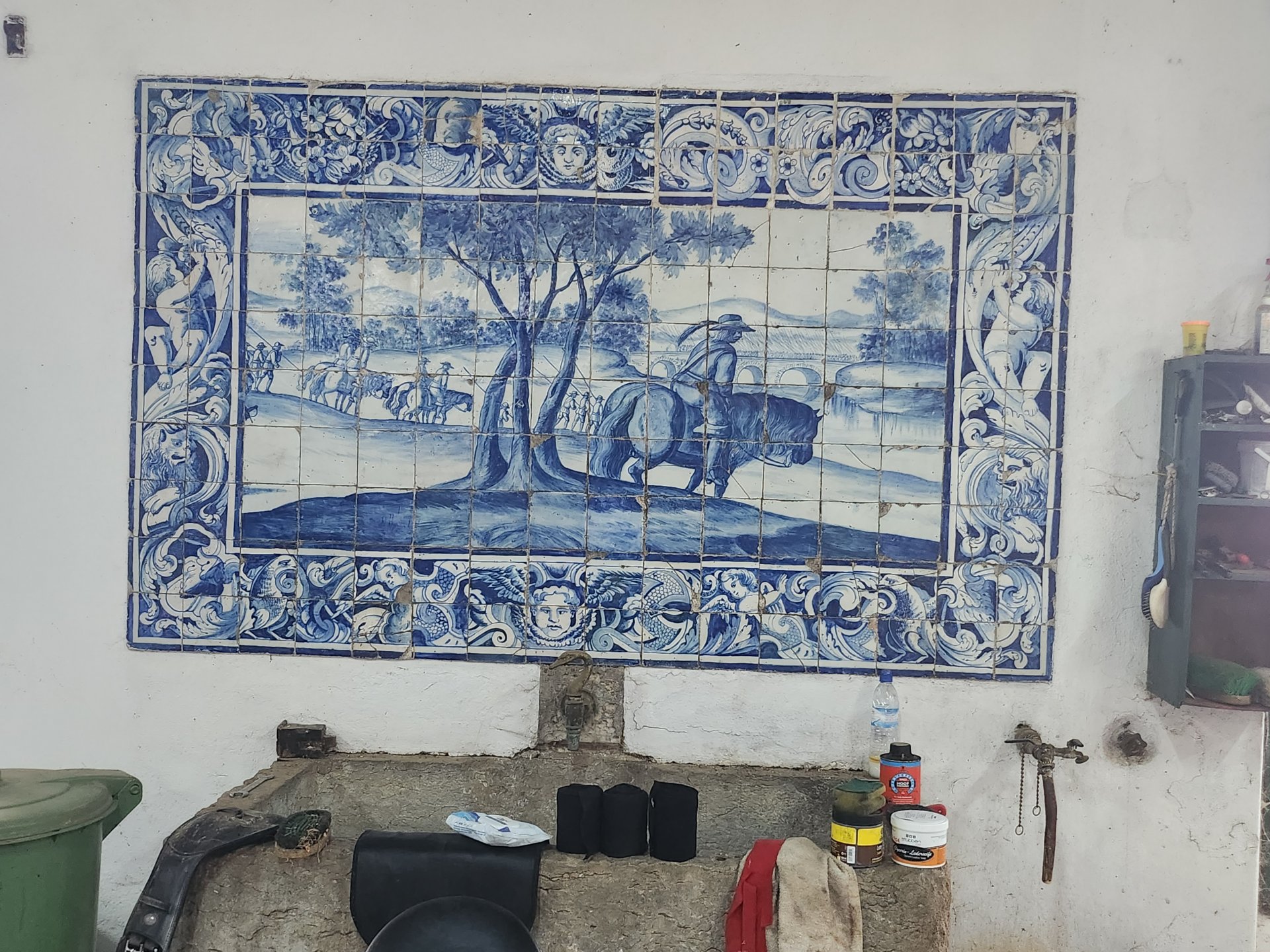 Portugalsko: keramické umění potkáte všude, toto je ve stáji