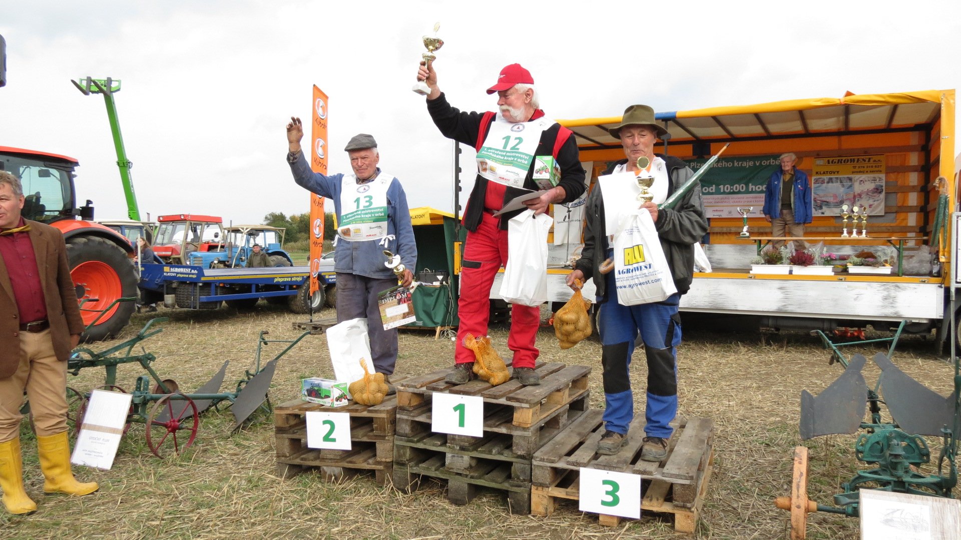 Vyhlášení výsledků soutěžících traktoristů