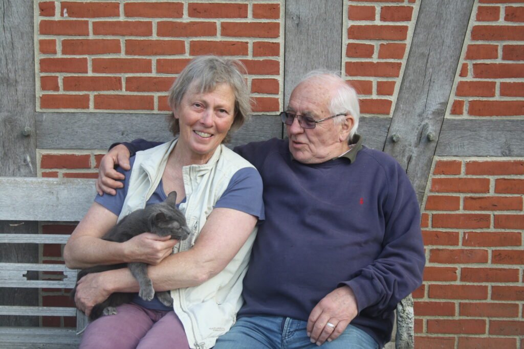Světově proslulý malíř Klaus Philipp se svojí paní Bernadette a kočičkou na lüneburském statku