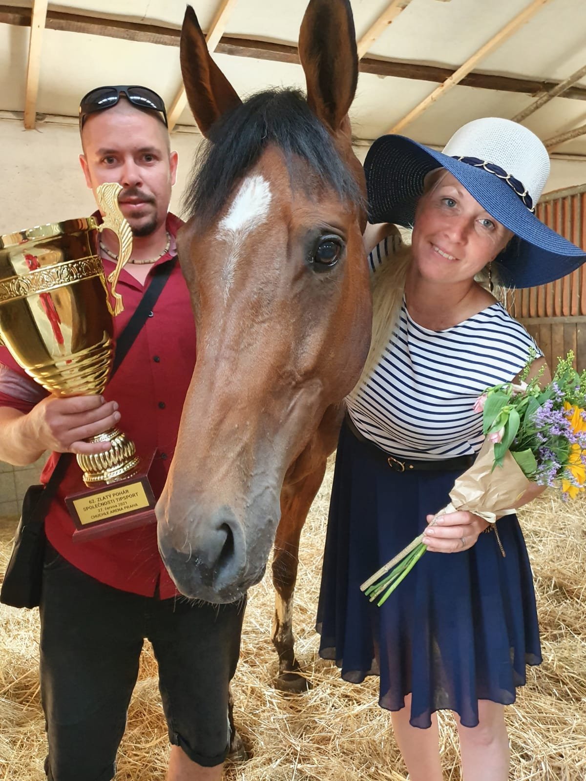 S manželem a pohárem za vítězství ve Zlatém poháru (Velká Chuchle, 27. 6. 2021)