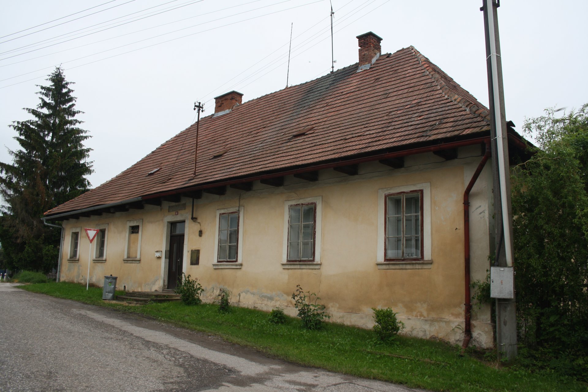 Barokní fara v Chomuticích, pod které spadá obec Obora. Zde kdysi stál slavný hřebčín Albrechta vévody z Valdštejna zvaný Smrkovická obora