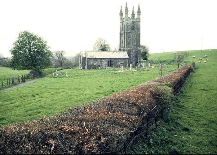 Položený živý plot v Grendonu, Northamptonshire, jehož vznik se datuje do 13. století
