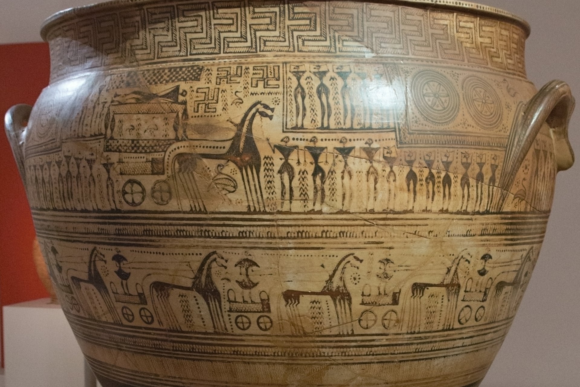 Koňské spřežení jako součást pohřebního rituálu na nádobě z takzvaného pozdně geometrického období (konec 8. století před n. l.). Koňský zápřah táhne vůz s nebožtíkem, který doprovází průvod jezdců
