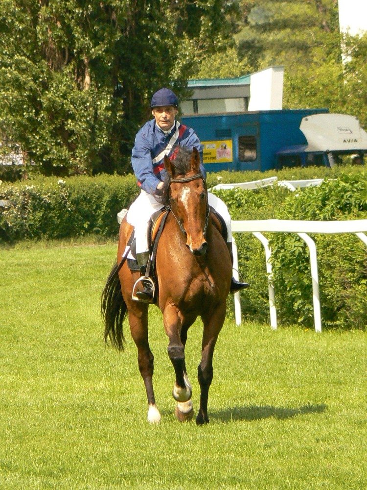 Na přelomu 40. a 50. let ve Varech jezdil Karel Havelka (foto z oslav 89. narozenin v sedle, 2007) 