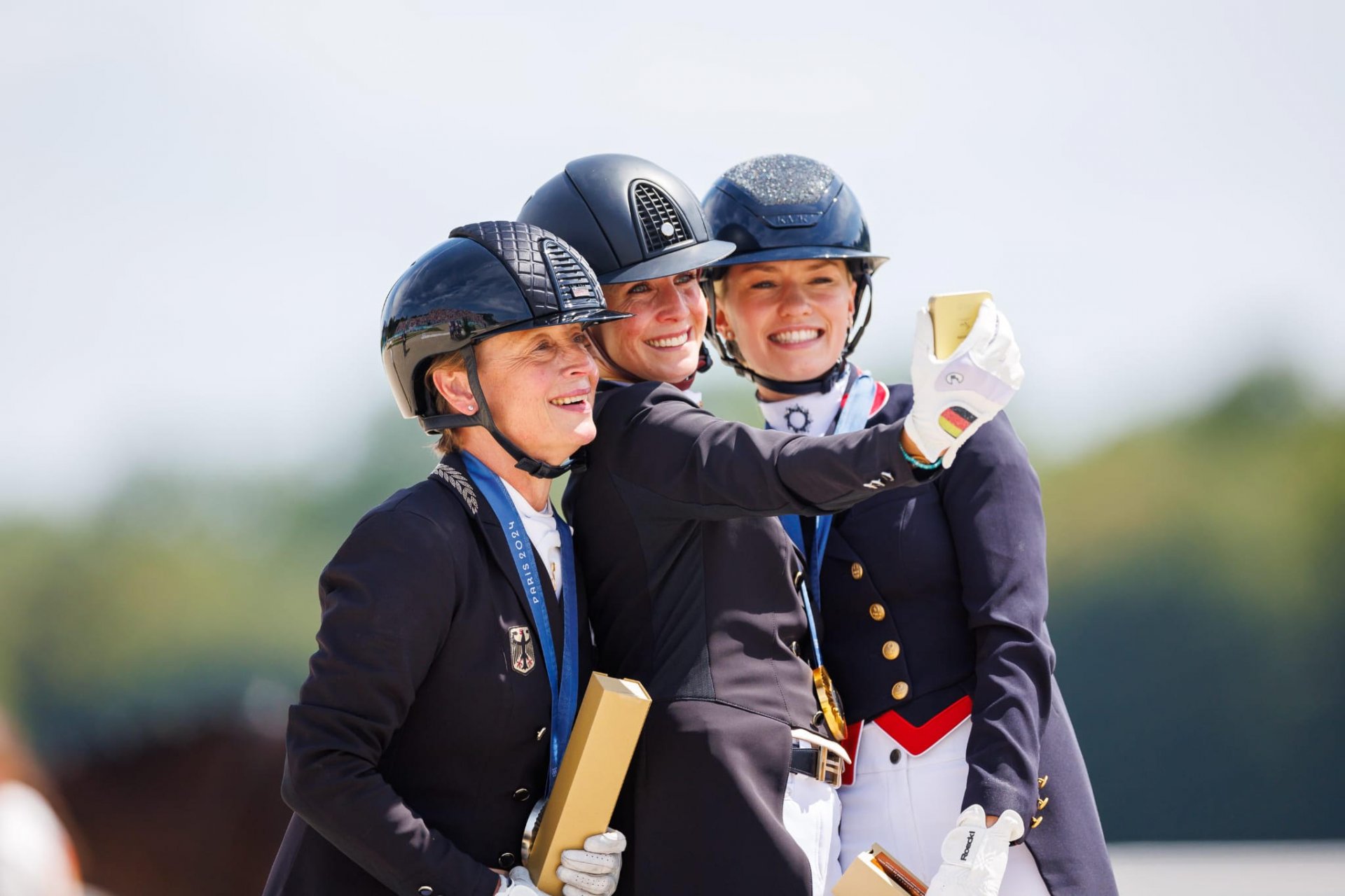 Zlatá Jessica von Bredow-Werndl, stříbrná Isabell Werth a bronzová Charlotte Fry