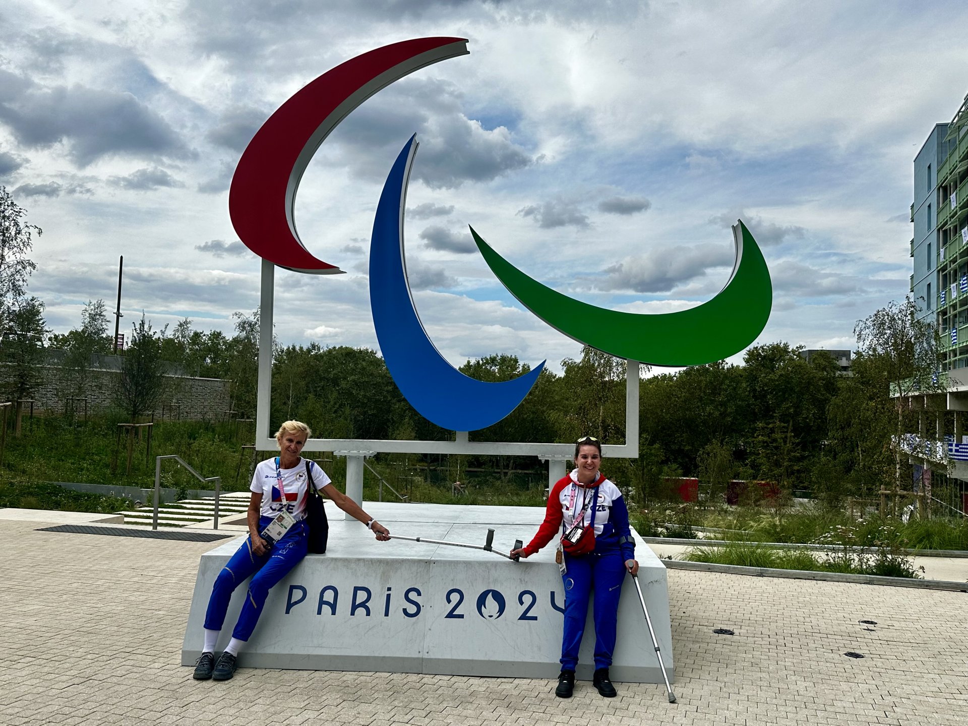 S paní trenérkou u paralympijského symbolu